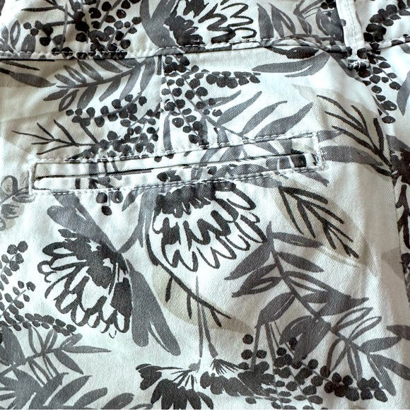 Old Navy-pixie short, floral pattern in gray - Picture 2 of 6